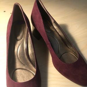 Easy to walk in heels, business casual dress